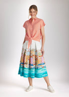 Bluse GYRINA mit Hemdkragen, Knopfleiste, kurzen Ärmeln und Bindedetail am Saum in orange-weiß gestreift