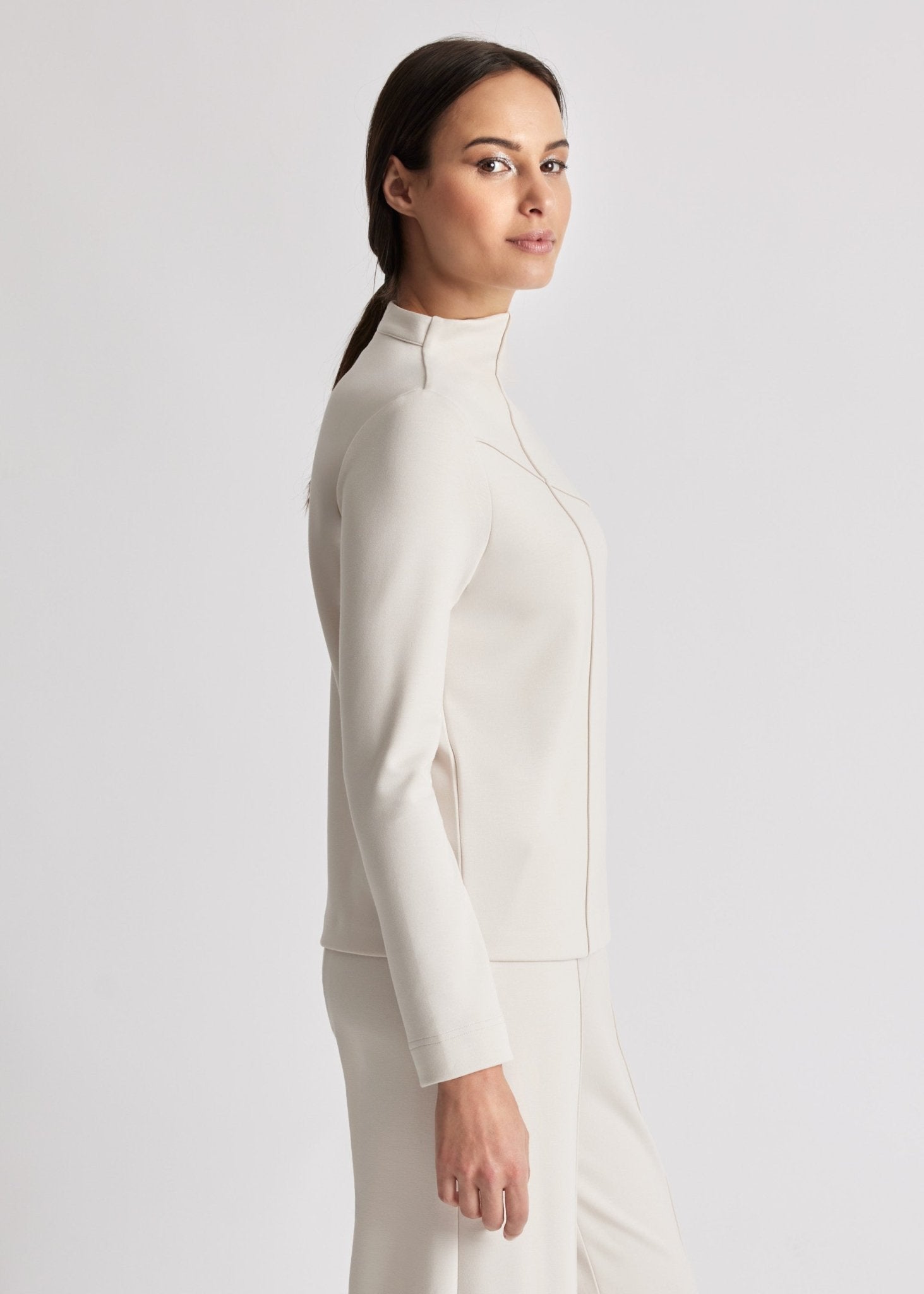 Leichtes Sweatshirt INTRONO mit erhöhtem Kragen, langen Ärmeln und Ziernähten in Beige
