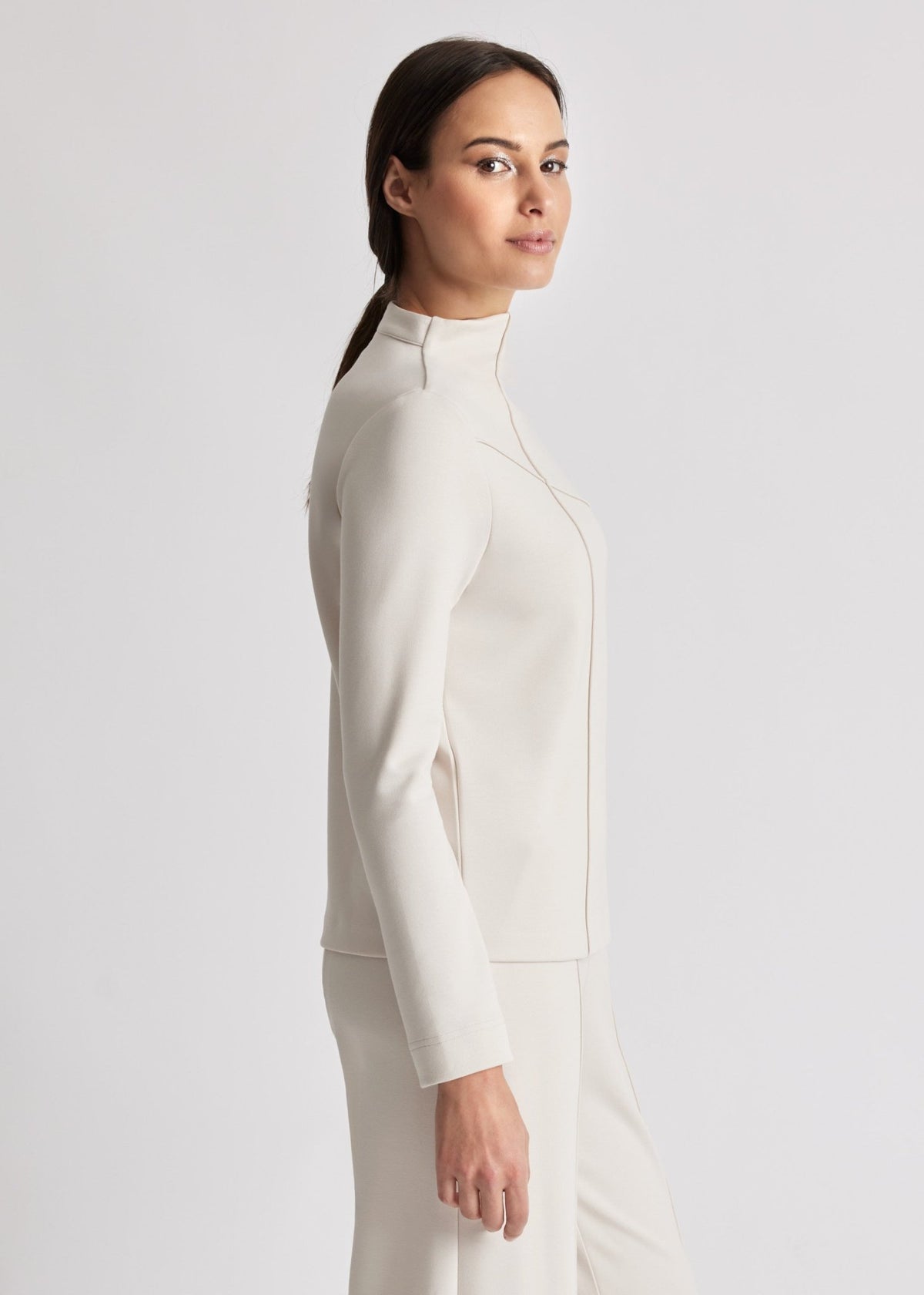 Leichtes Sweatshirt INTRONO mit erhöhtem Kragen, langen Ärmeln und Ziernähten in Beige