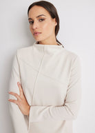 Leichtes Sweatshirt INTRONO mit erhöhtem Kragen, langen Ärmeln und Ziernähten in Beige