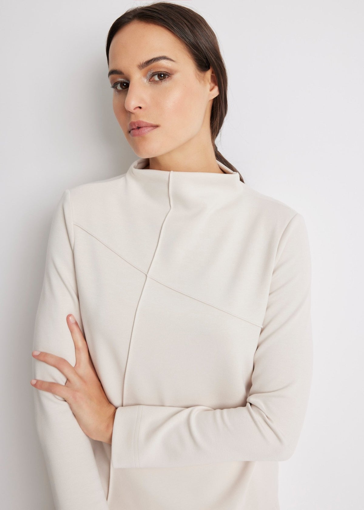 Leichtes Sweatshirt INTRONO mit erhöhtem Kragen, langen Ärmeln und Ziernähten in Beige