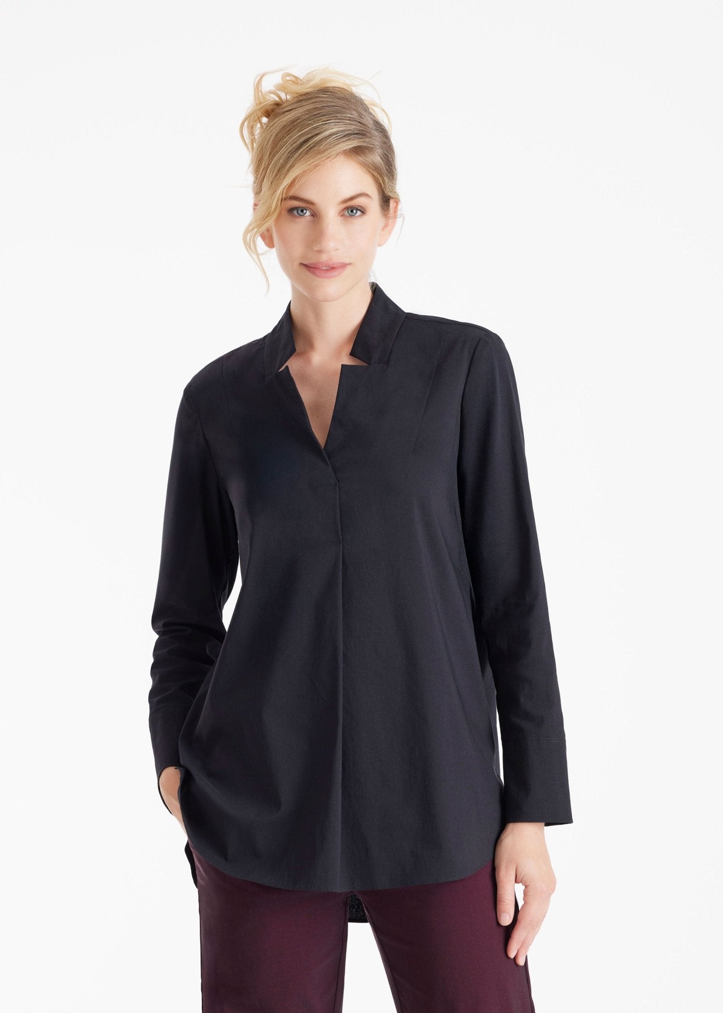 Lange Hemdbluse BABLUE mit kleinem Stehkragen, V-Ausschnitt, langen Armen und Falte vorn in Schwarz