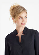 Lange Hemdbluse BABLUE mit kleinem Stehkragen, V-Ausschnitt, langen Armen und Falte vorn in Schwarz