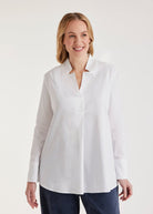 Lange Hemdbluse BABLUE mit kleinem Stehkragen, V-Ausschnitt, langen Armen und Falte vorn in Weiß