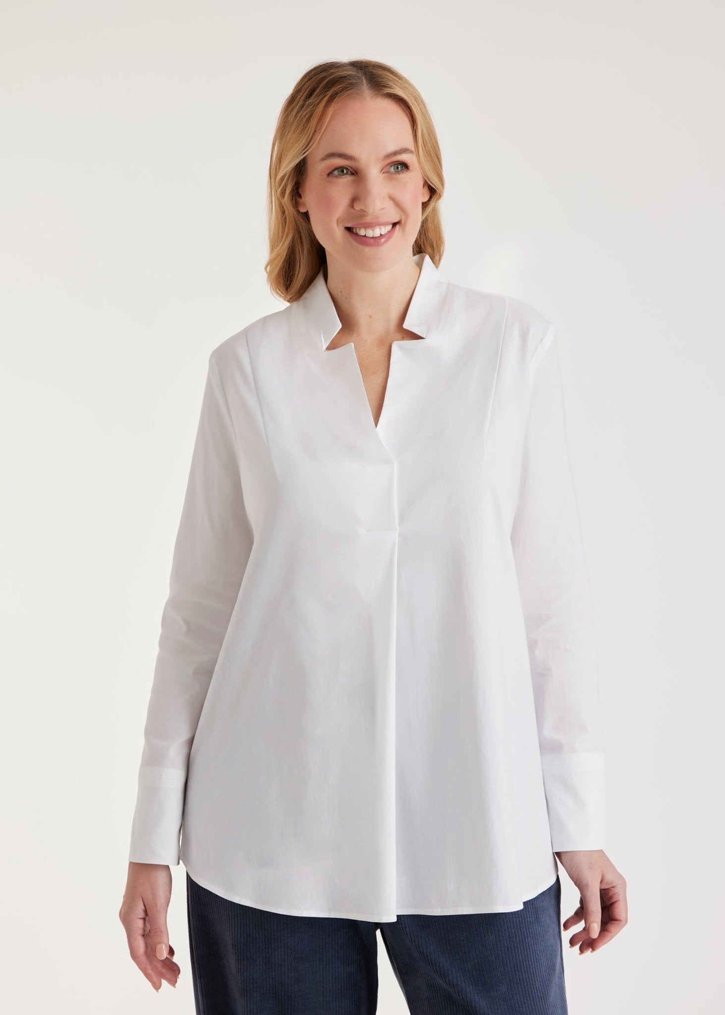 Lange Hemdbluse BABLUE mit kleinem Stehkragen, V-Ausschnitt, langen Armen und Falte vorn in Weiß
