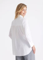 Lange Hemdbluse BABLUE mit kleinem Stehkragen, V-Ausschnitt, langen Armen und Falte vorn in Weiß