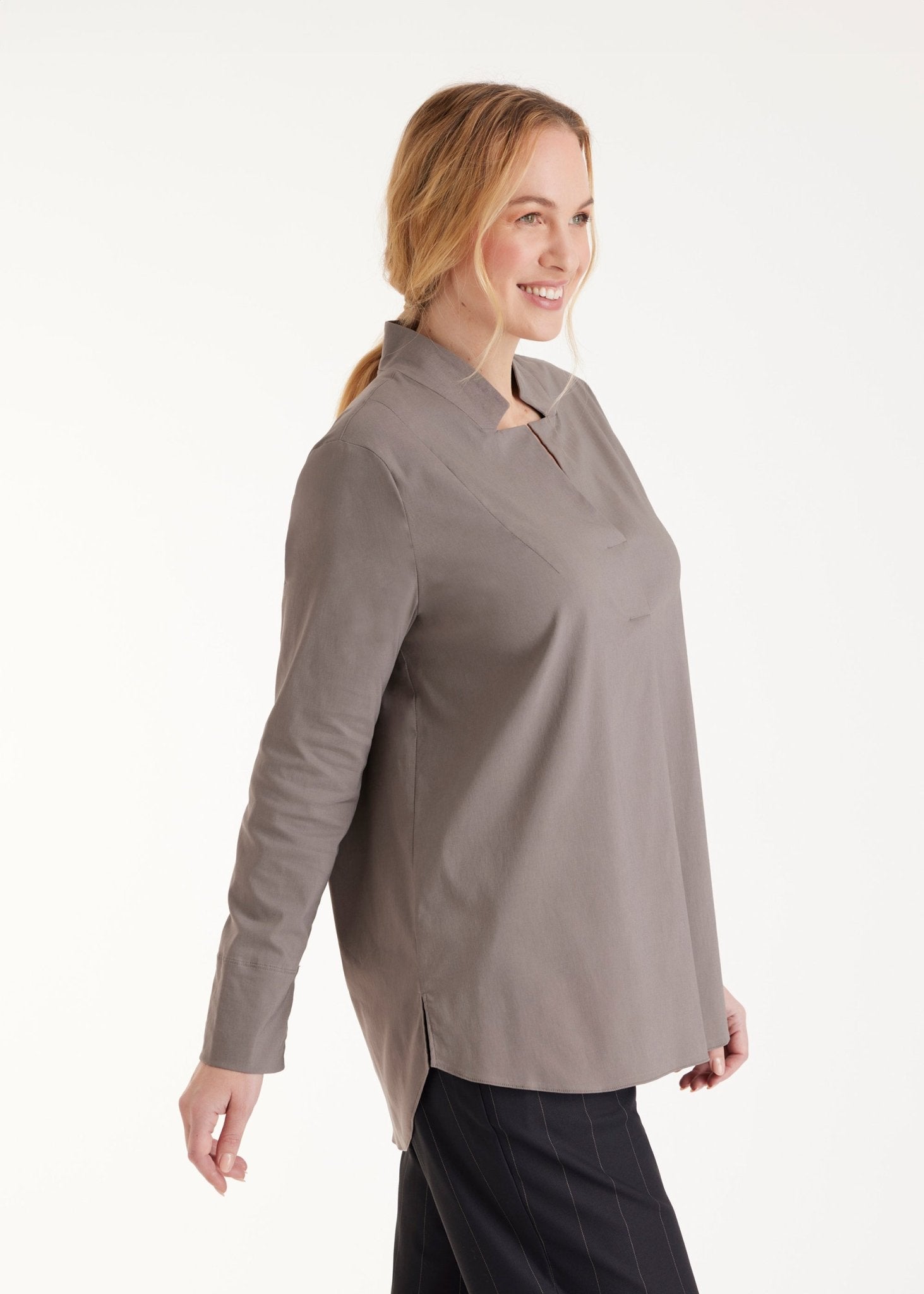 Lange Hemdbluse BABLUE mit kleinem Stehkragen, V-Ausschnitt, langen Armen und Falte vorn in Grau