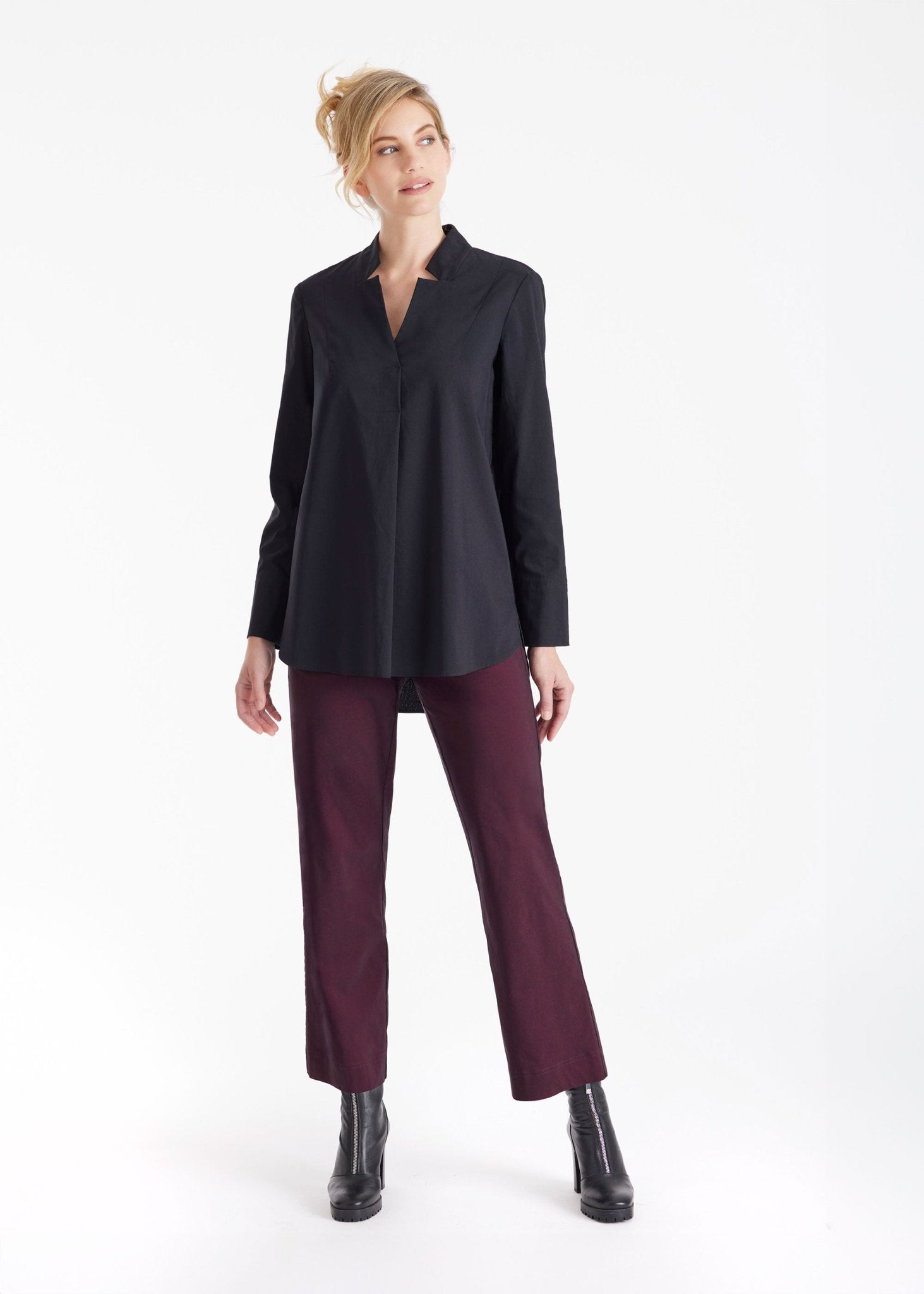 Lange Hemdbluse BABLUE mit kleinem Stehkragen, V-Ausschnitt, langen Armen und Falte vorn in Schwarz