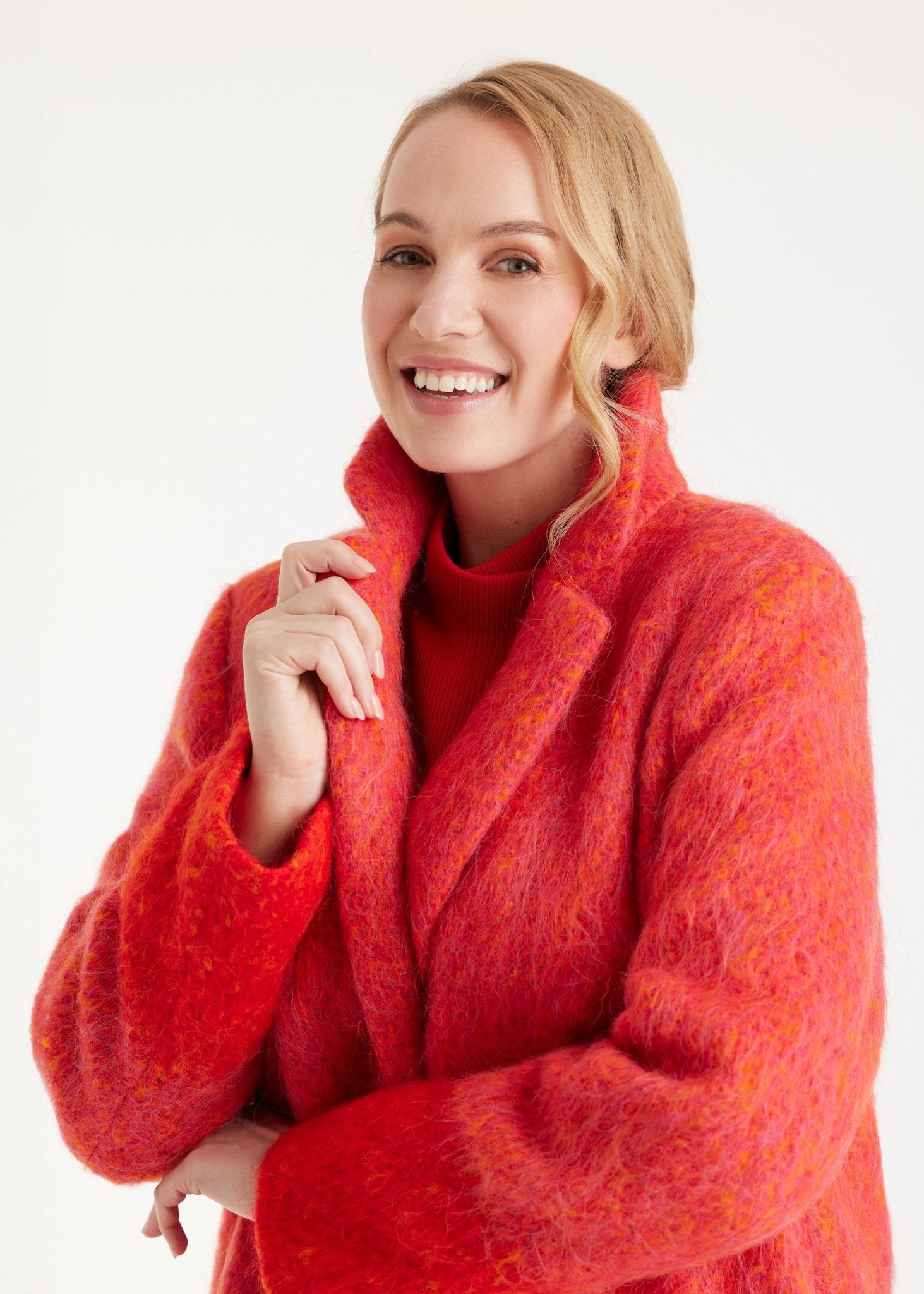 Knielanger Mantel PURAMANI mit Revers und Knopfleiste in Rot