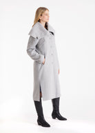 Langer Mantel XANTHIS mit großem Kragen, Knopfleiste und Bindegürtel in Hellgrau