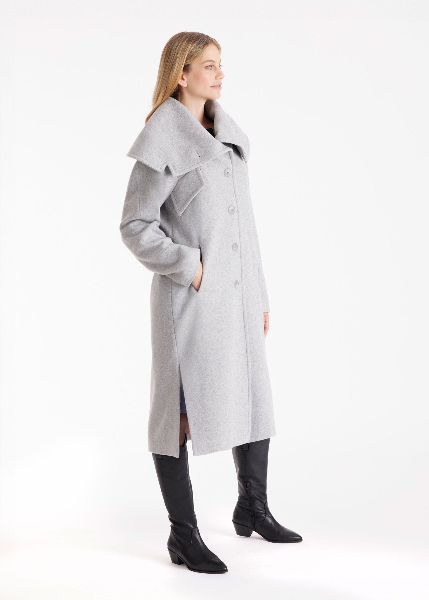 Langer Mantel XANTHIS mit großem Kragen, Knopfleiste und Bindegürtel in Hellgrau