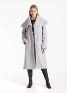 Langer Mantel XANTHIS mit großem Kragen, Knopfleiste und Bindegürtel in Hellgrau