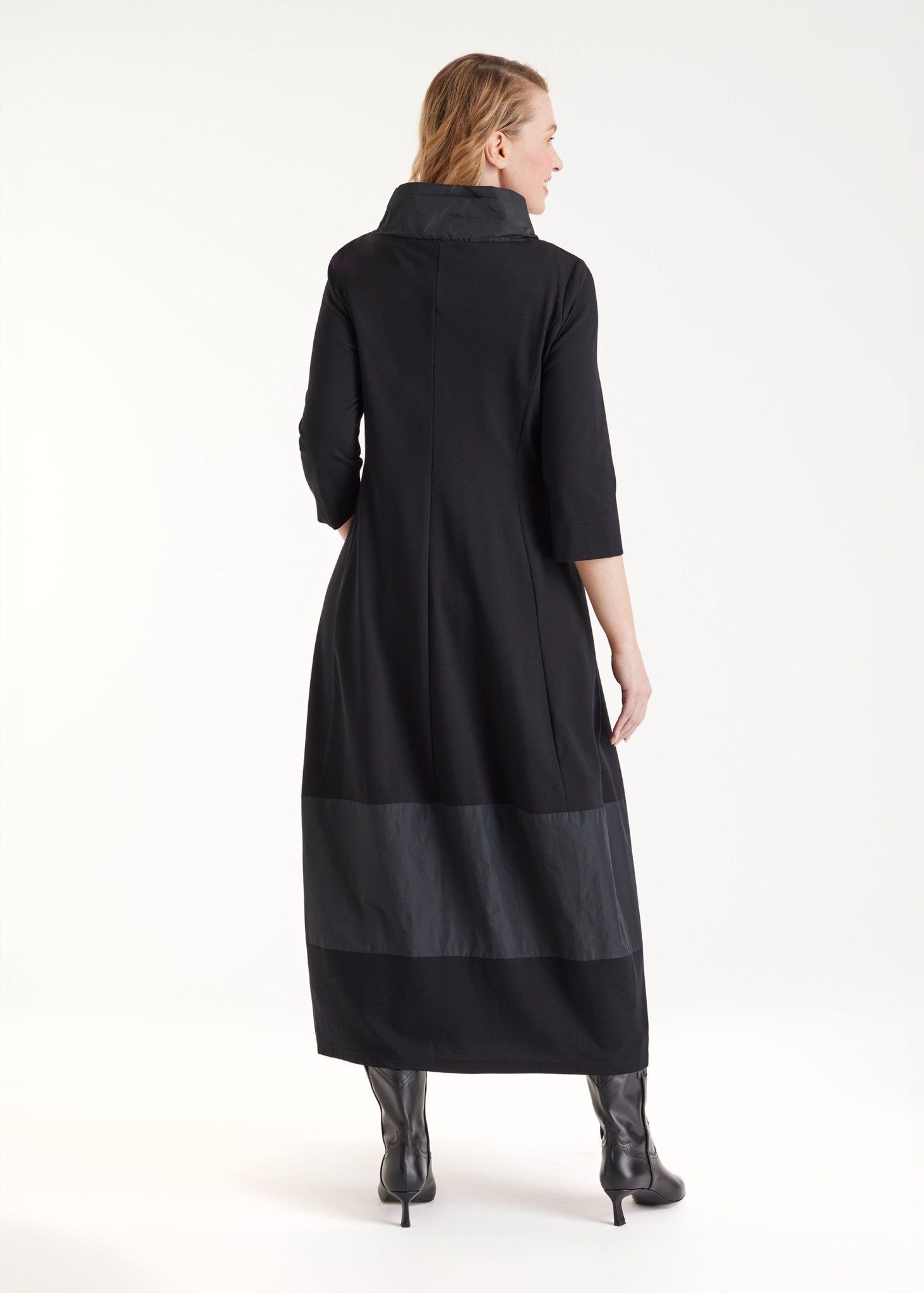 Kleid GIROBO in Midi-Länge mit Stehkragen, langen Armen und leichter O-Form in Schwarz