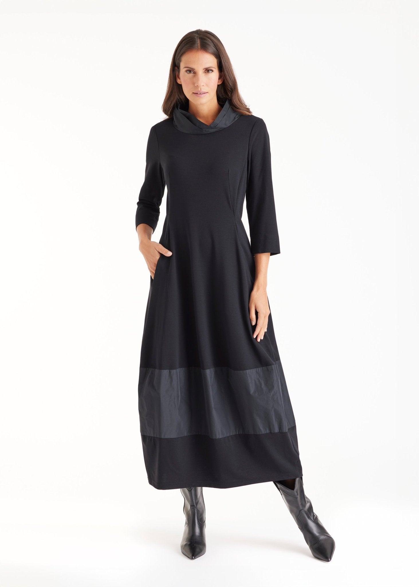 Kleid GIROBO in Midi-Länge mit Stehkragen, langen Armen und leichter O-Form in Schwarz