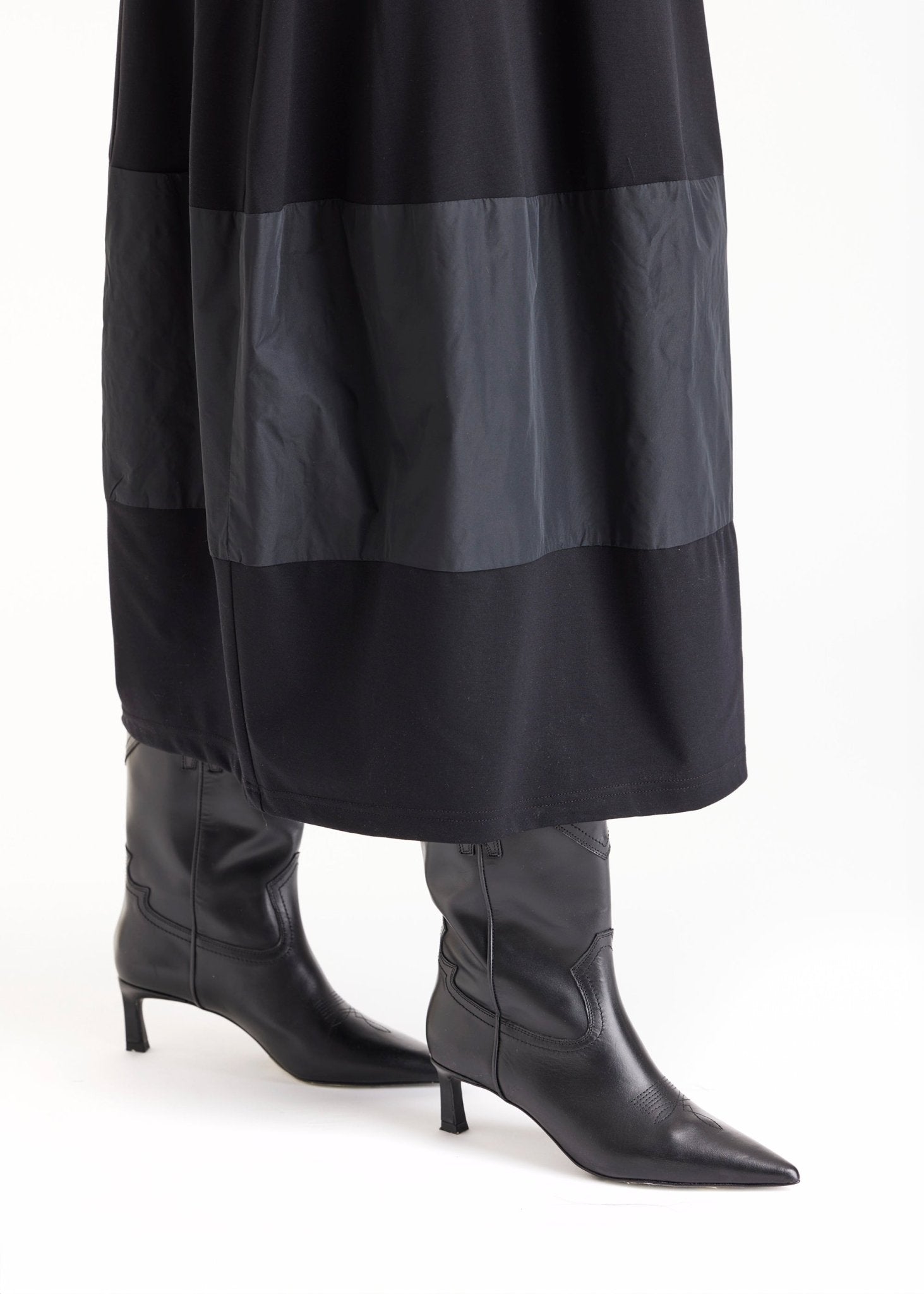 Kleid GIROBO in Midi-Länge mit Stehkragen, langen Armen und leichter O-Form in Schwarz