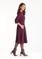 Kleid JABORO in Midi-Länge mit Rundhals, 3/4-Armen und leichter O-Form in Dunkelrot