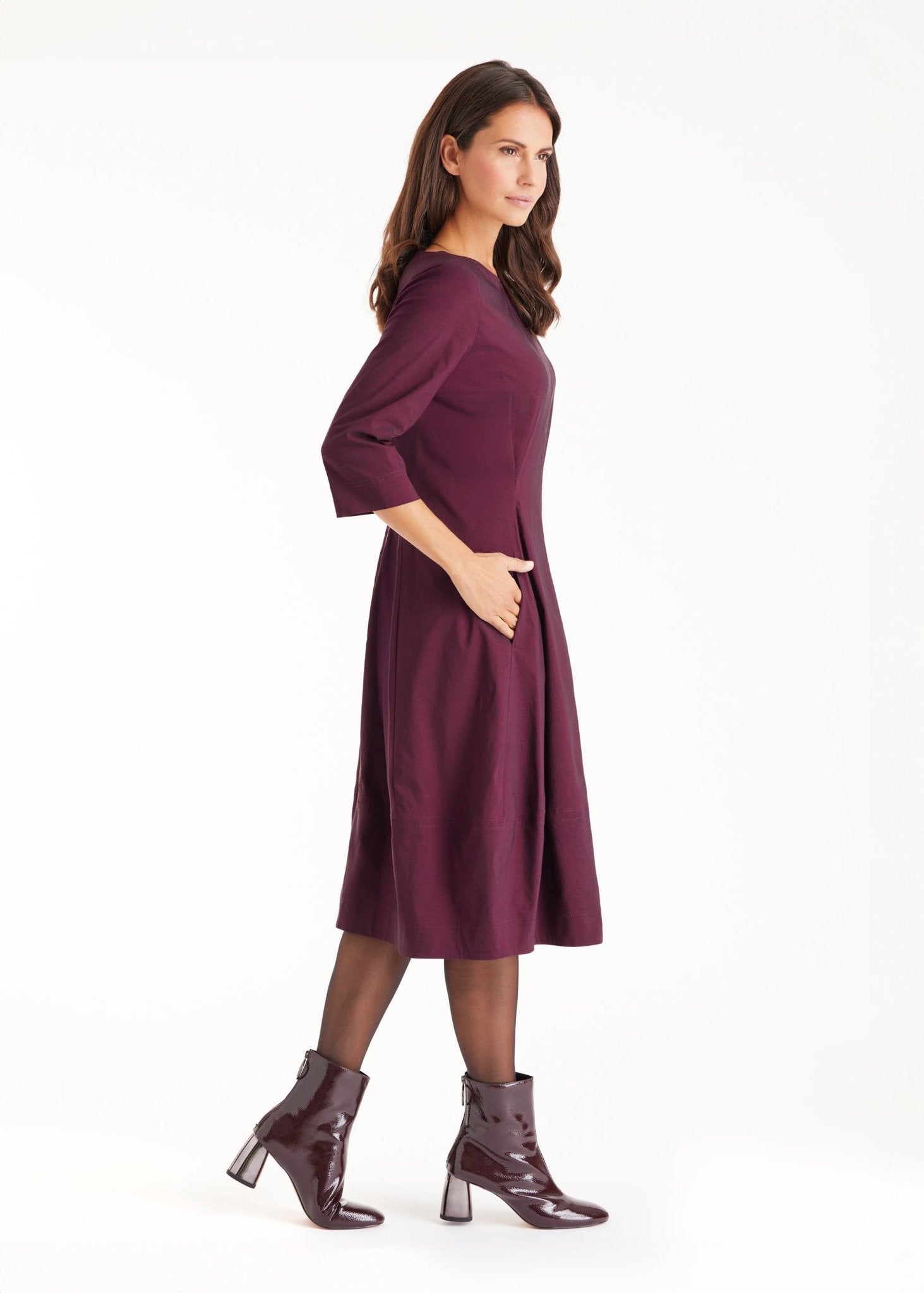 Kleid JABORO in Midi-Länge mit Rundhals, 3/4-Armen und leichter O-Form in Dunkelrot