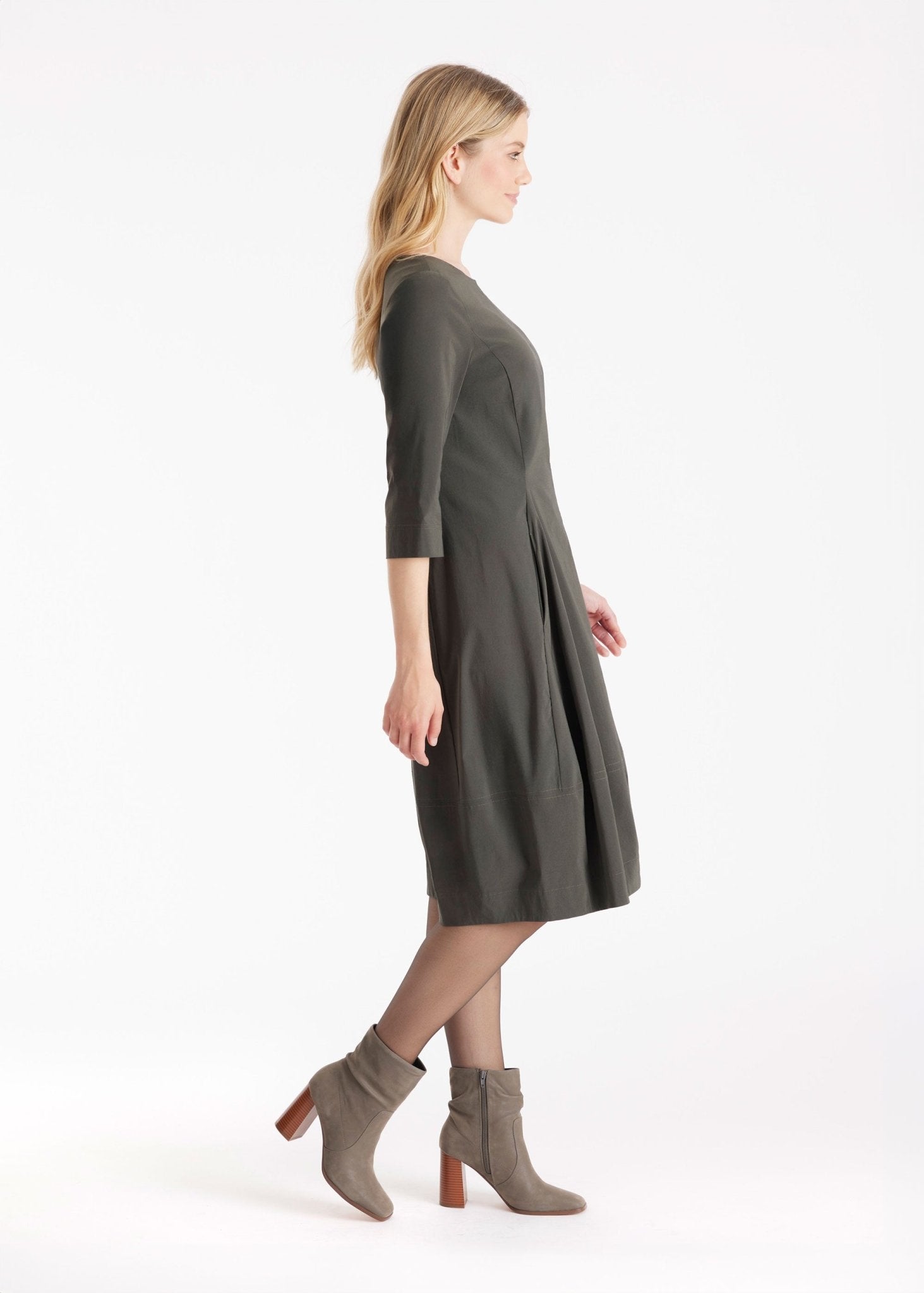 Kleid JABORO in Midi-Länge mit Rundhals, 3/4-Armen und leichter O-Form in Khakigrün