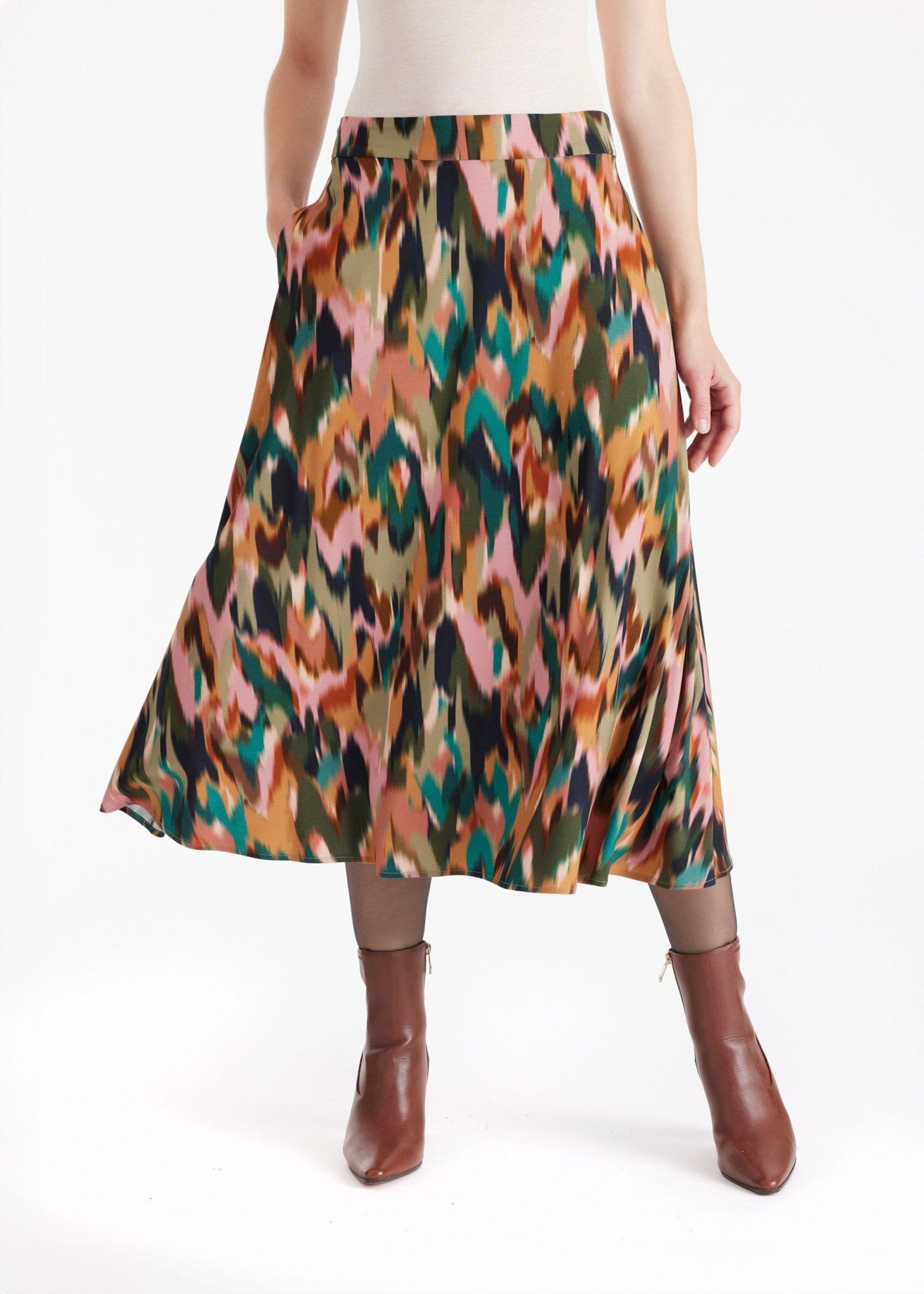 Rock NATYRO in Midi-Länge mit seitlichen Eingrifftaschen und mehrfarbigem Blumenmuster 