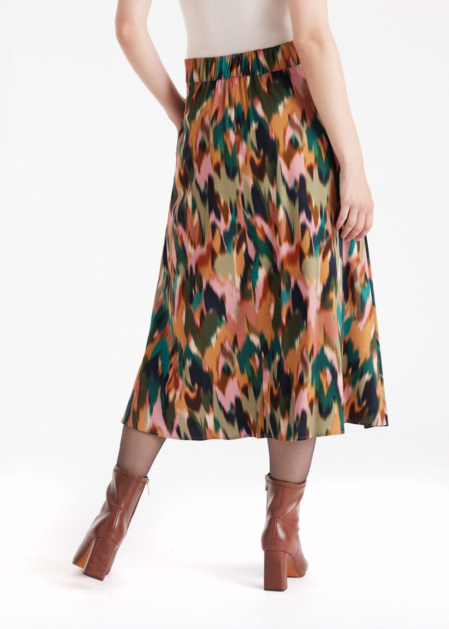 Rock NATYRO in Midi-Länge mit seitlichen Eingrifftaschen und mehrfarbigem Blumenmuster 