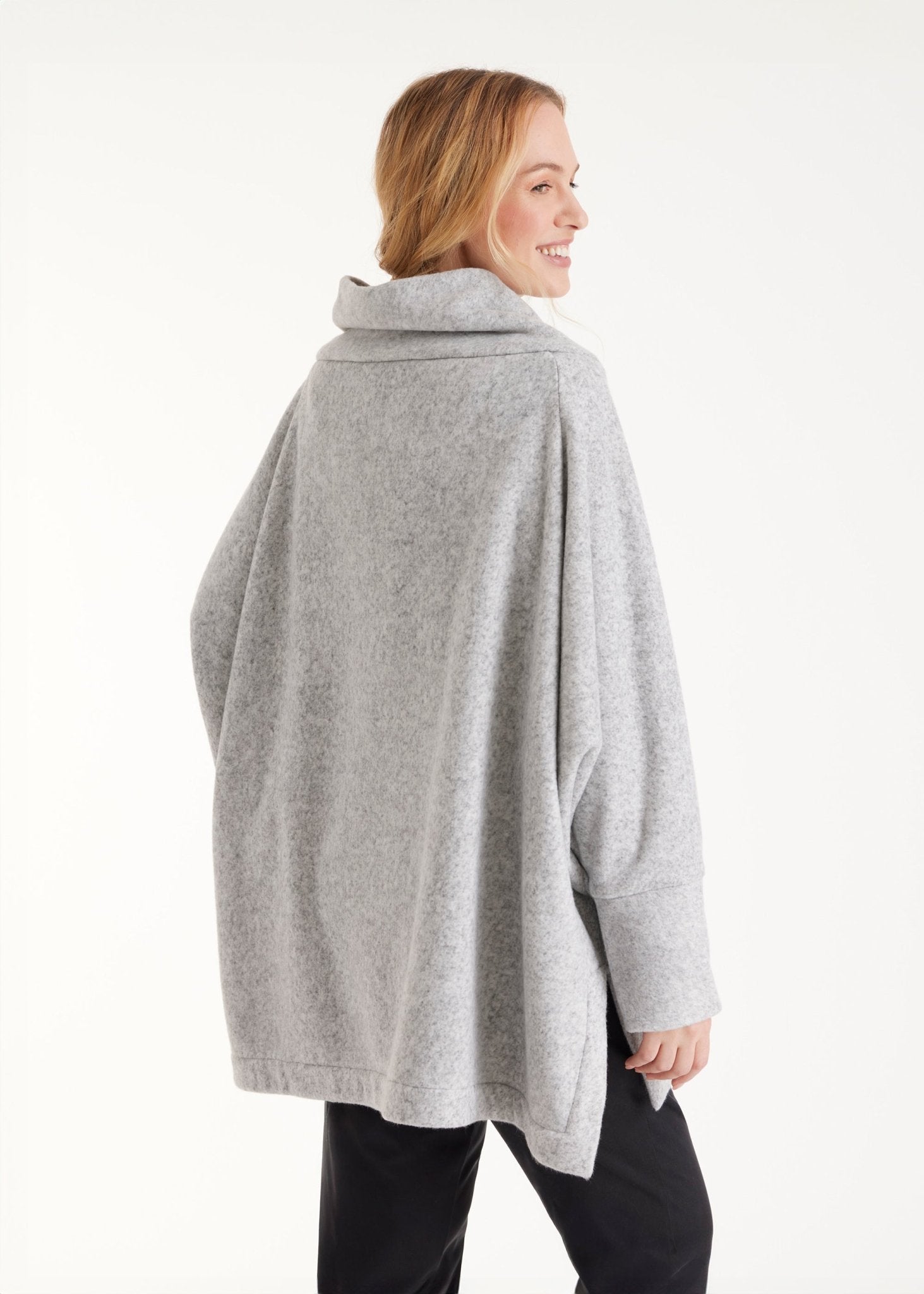 Oversized Pullover SUSPENSA mit hohem Kragen, langen Armen und seitlichen Schlitzen in Grau