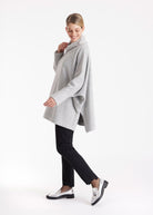 Oversized Pullover SUSPENSA mit hohem Kragen, langen Armen und seitlichen Schlitzen in Grau