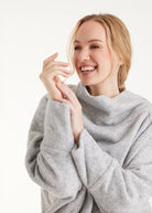Oversized Pullover SUSPENSA mit hohem Kragen, langen Armen und seitlichen Schlitzen in Grau