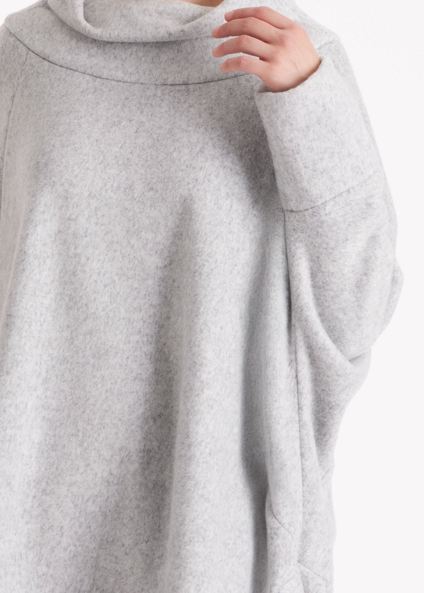 Oversized Pullover SUSPENSA mit hohem Kragen, langen Armen und seitlichen Schlitzen in Grau