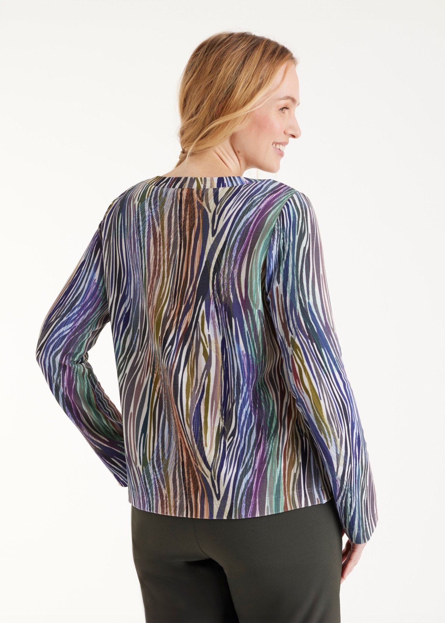 Pullover APULO mit U-Boot-Ausschnitt, langen Armen und mehrfarbigem Muster in Blau- und Violetttönen