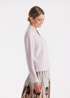 Pullover FEALIA mit V-Ausschnitt und langen Armen in Rosa