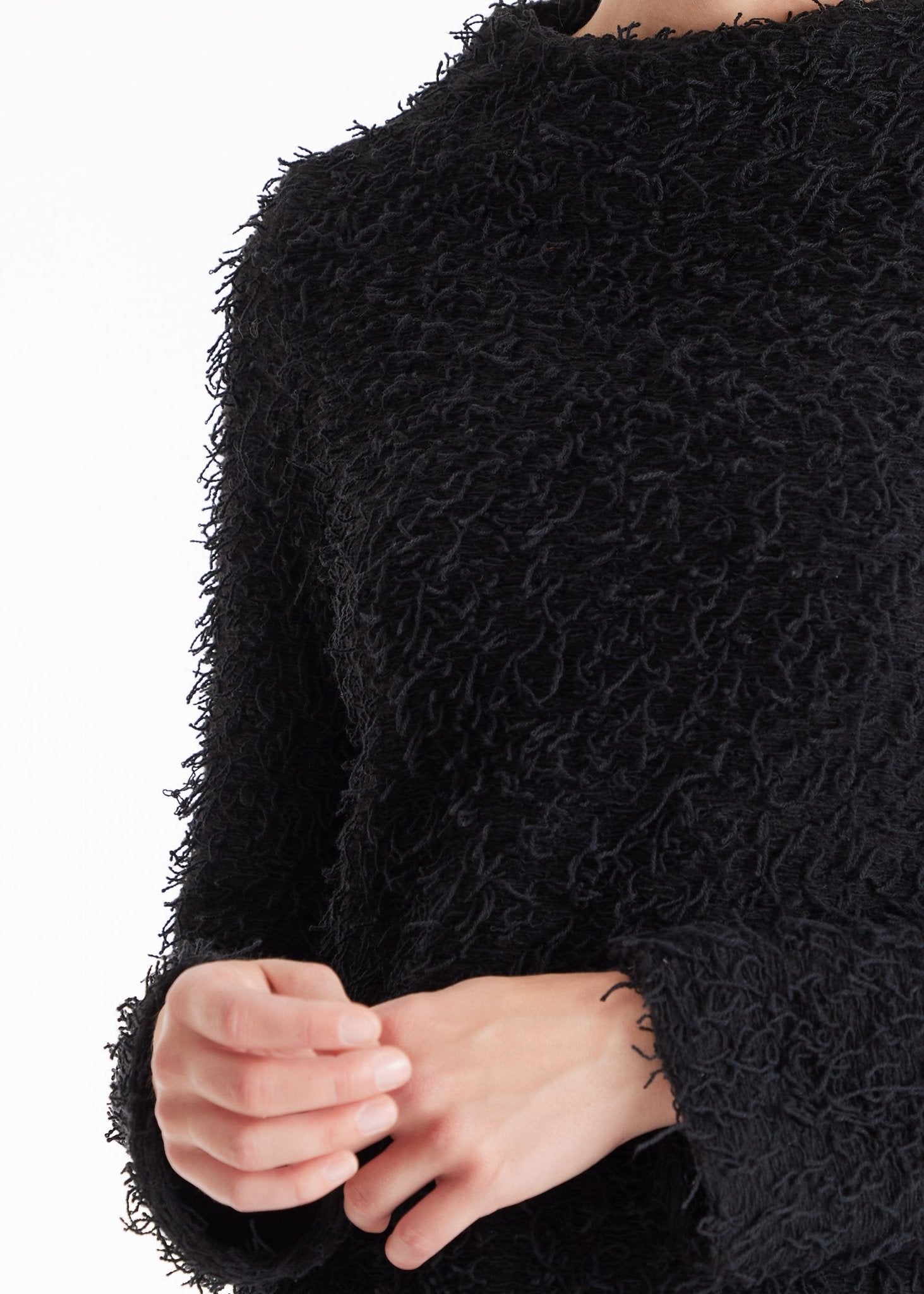 Pullover GADUNI mit hohem Rundhals und langen Armen in Fransen-Optik in Schwarz