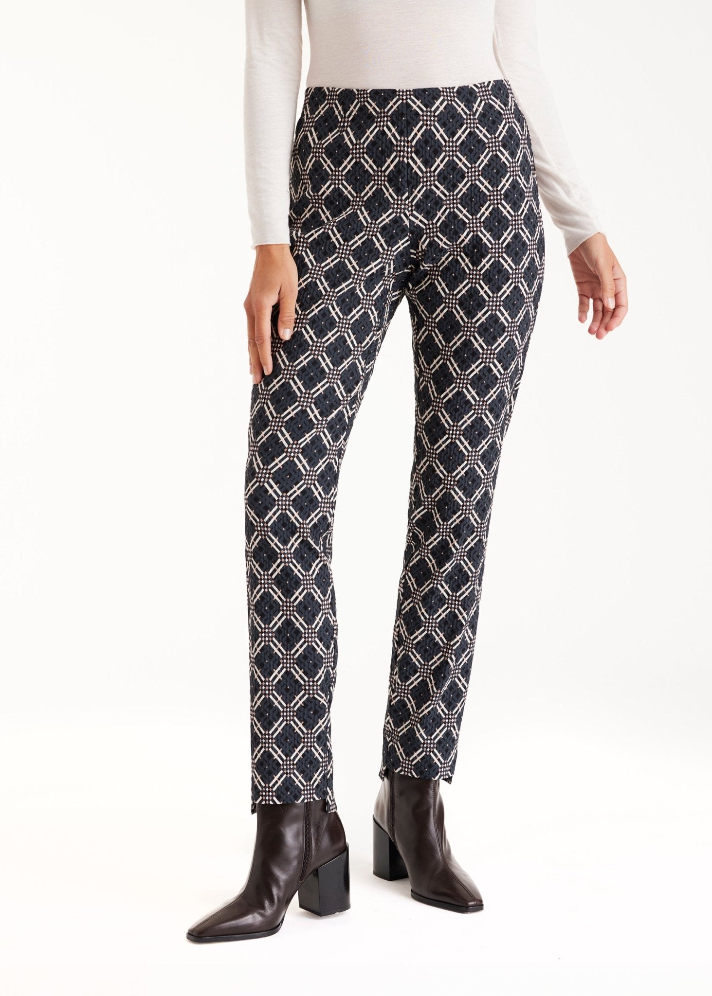 Hose ELLISSA mit schmalem Bein und geometrischem Muster in Schwarz und Weiß