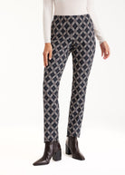 Hose ELLISSA mit schmalem Bein und geometrischem Muster in Schwarz und Weiß
