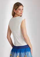 Schmales, ärmelloses Shirt CIVANUA mit V-Ausschnitt in Weiß