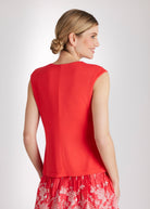 Schmales, ärmelloses Shirt CIVANUA mit V-Ausschnitt in Rot