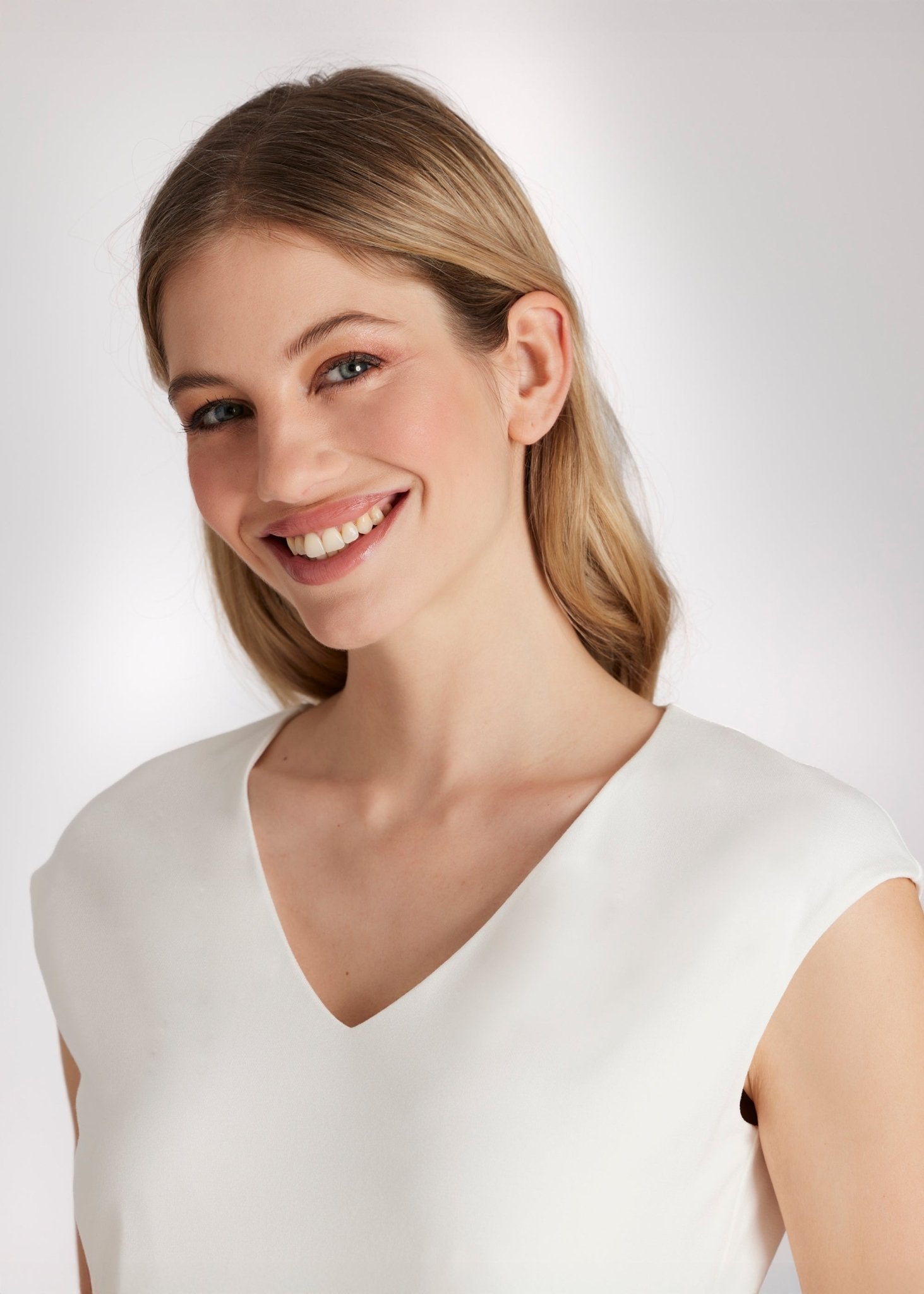 Schmales, ärmelloses Shirt CIVANUA mit V-Ausschnitt in Weiß