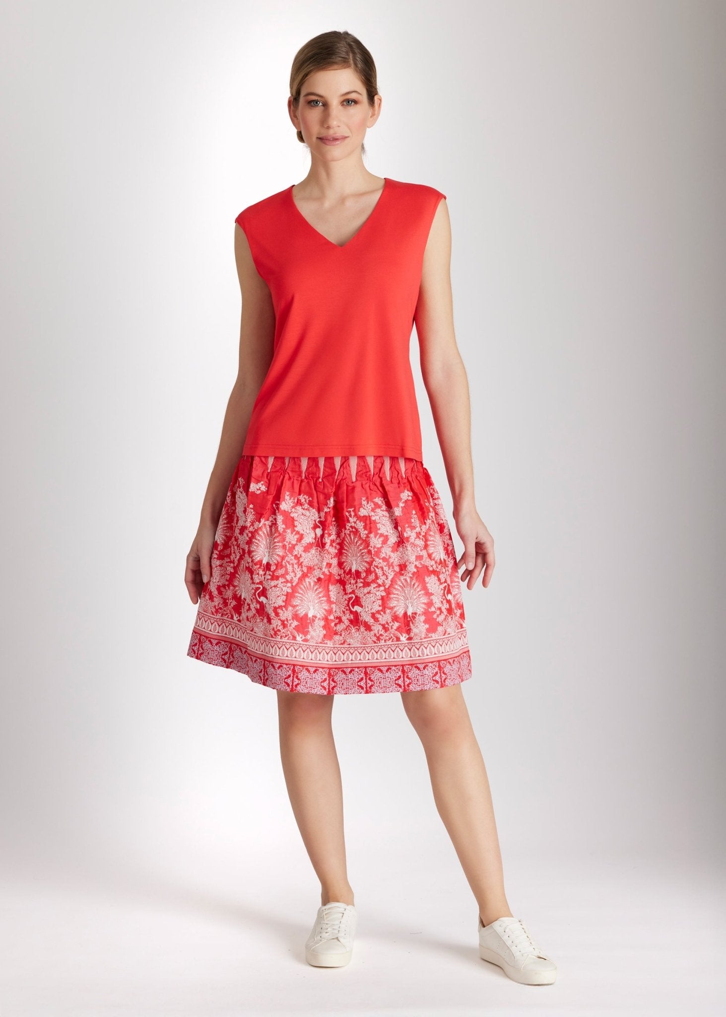 Schmales, ärmelloses Shirt CIVANUA mit V-Ausschnitt in Rot