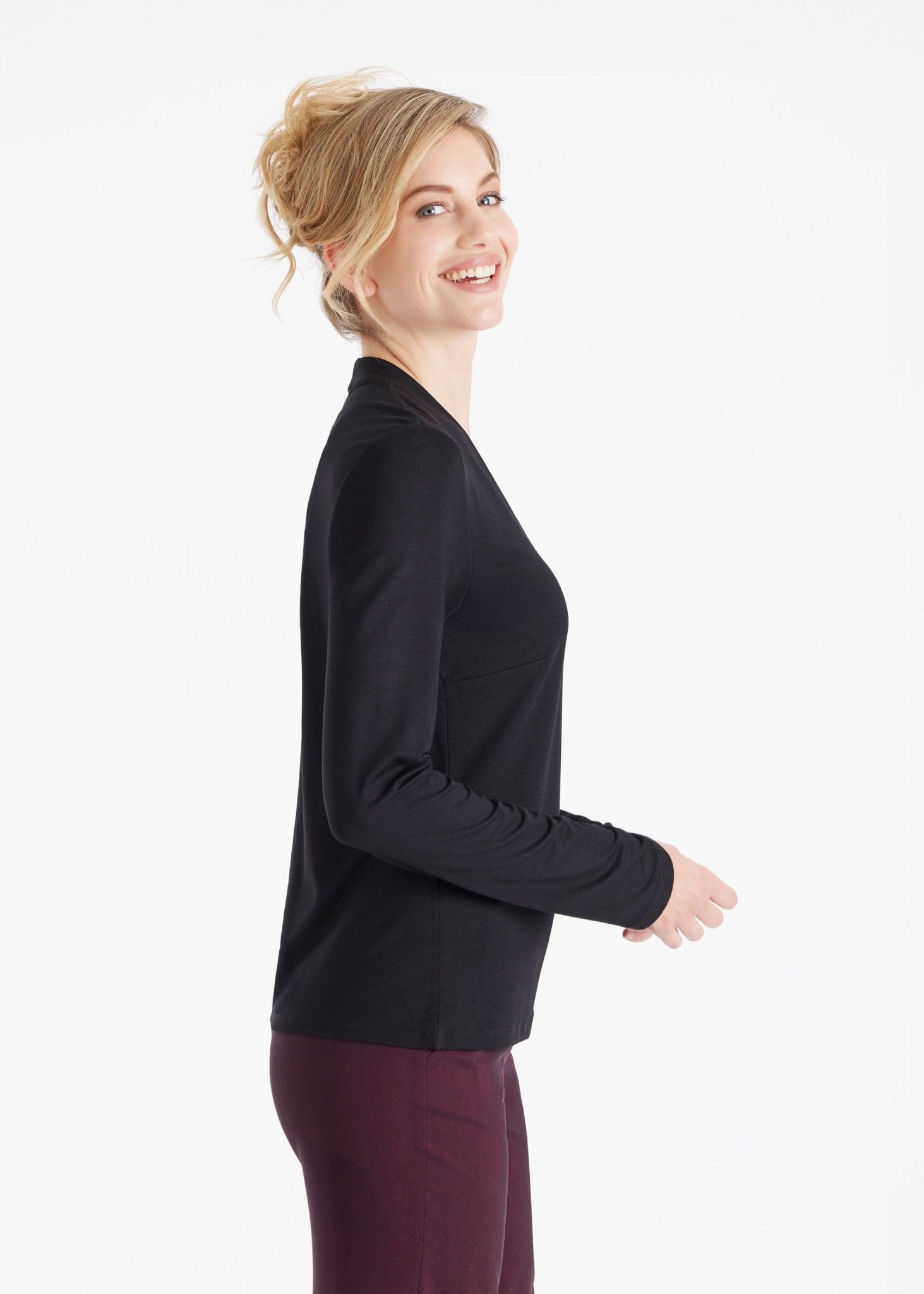 Shirt CYKA mit V-Ausschnitt und langen Armen in Schwarz