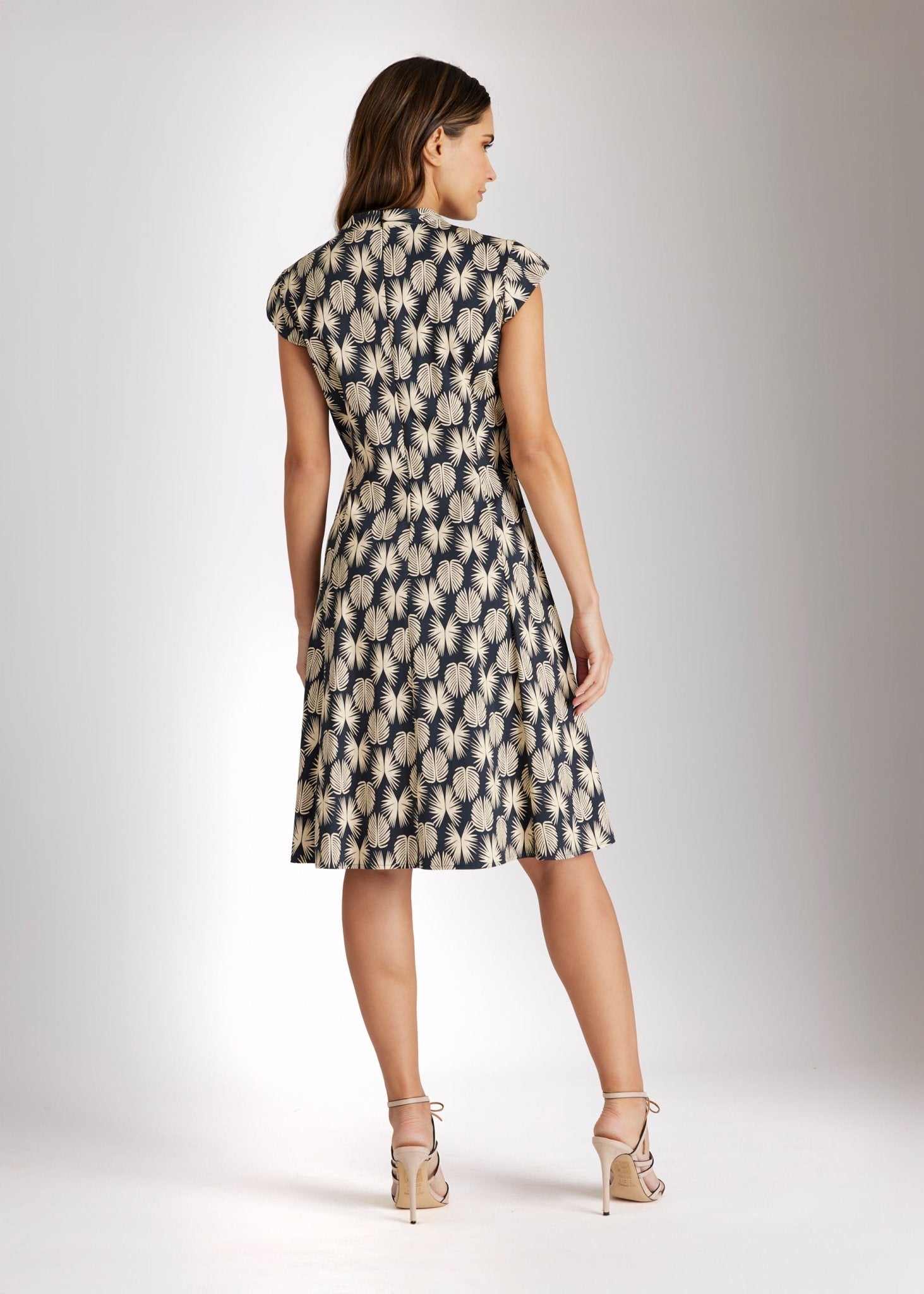 Knielanges Kleid DYVIA mit V-Ausschnitt, kurzen Ärmeln und Print mit taillierter Form in Schwarz und Weiß