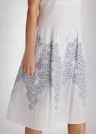 Tailliertes, knielanges Kleid LIMUK mit U-Boot-Ausschnitt und ohne Ärmel in Weiß mit Blumenmuster