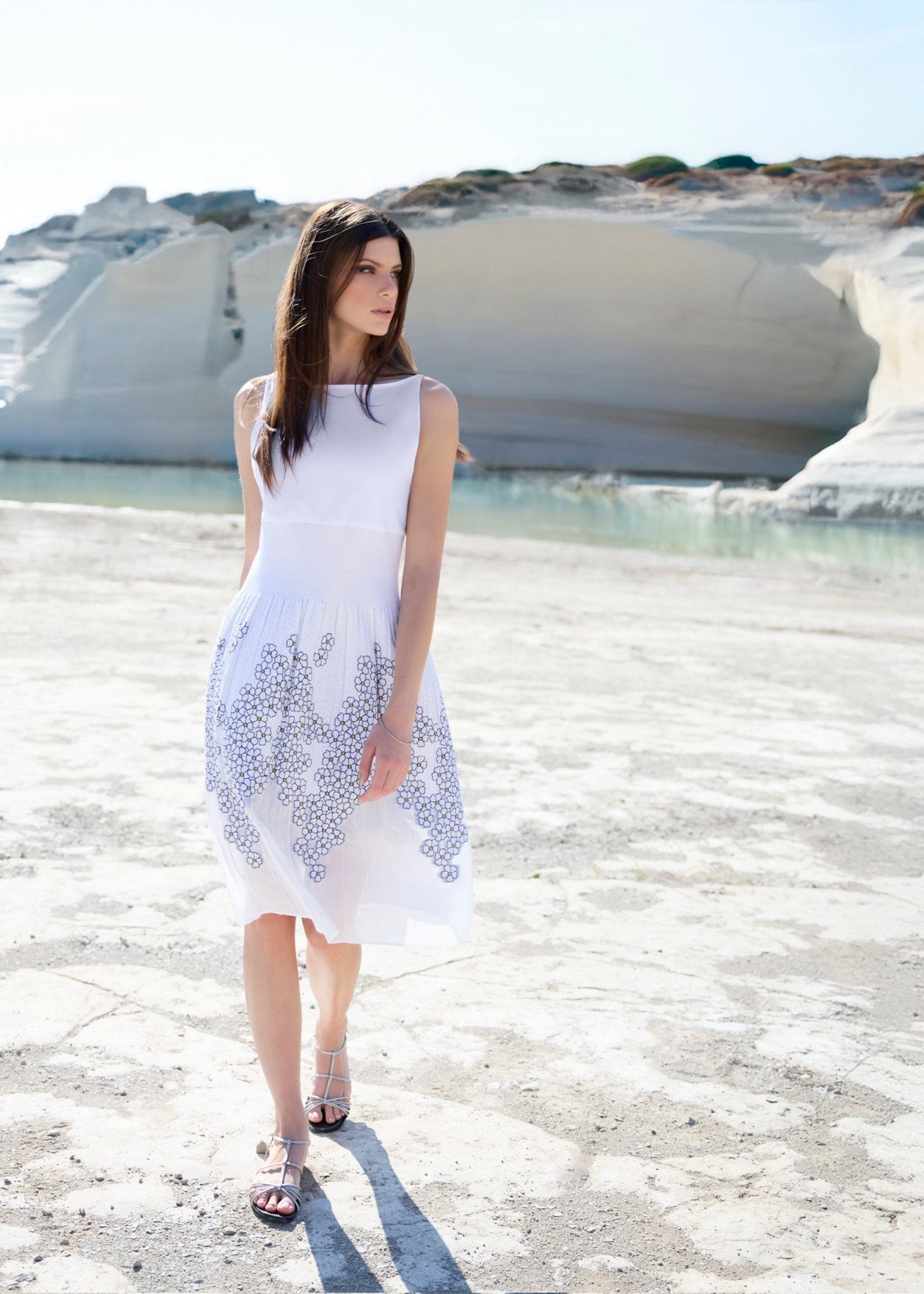 Tailliertes, knielanges Kleid LIMUK mit U-Boot-Ausschnitt und ohne Ärmel in Weiß mit Blumenmuster