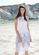 Tailliertes, knielanges Kleid LIMUK mit U-Boot-Ausschnitt und ohne Ärmel in Weiß mit Blumenmuster