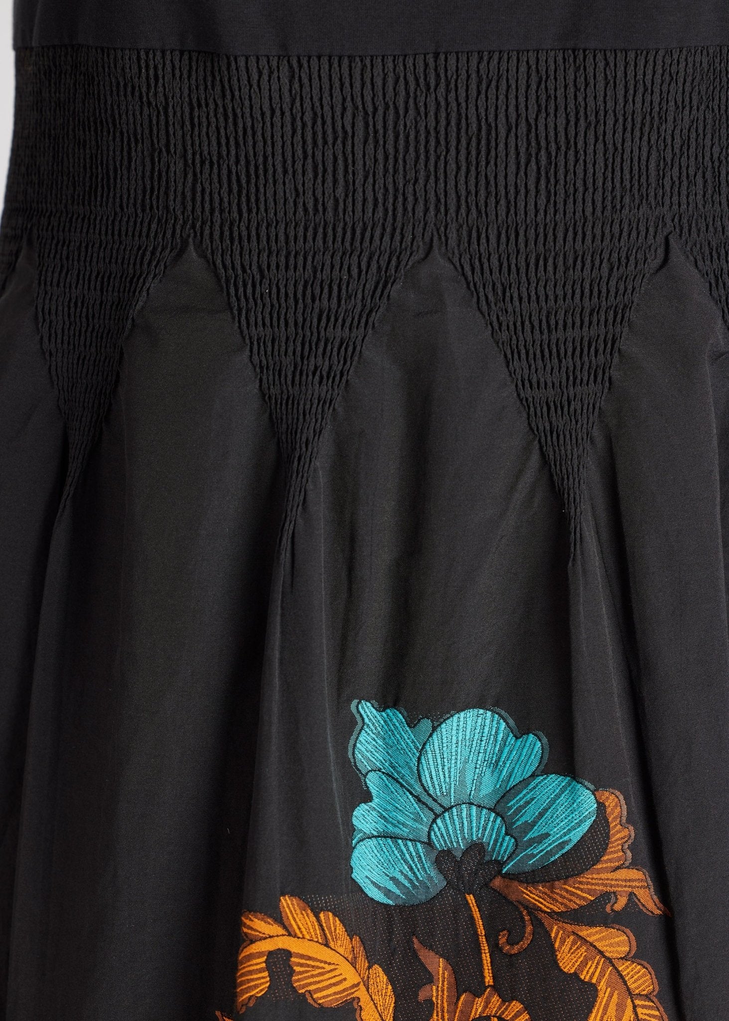 Tailliertes, wadenlanges Kleid LIMUKI mit U-Boot-Ausschnitt und ohne Ärmel in Schwarz mit floralem Muster