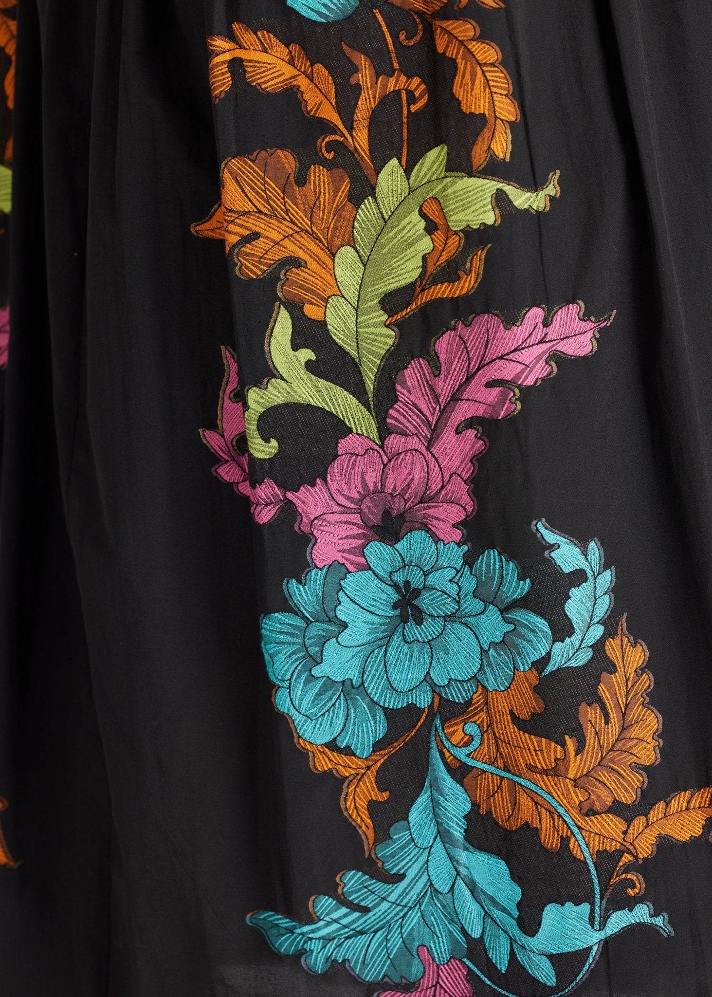 Tailliertes, wadenlanges Kleid LIMUKI mit U-Boot-Ausschnitt und ohne Ärmel in Schwarz mit floralem Muster