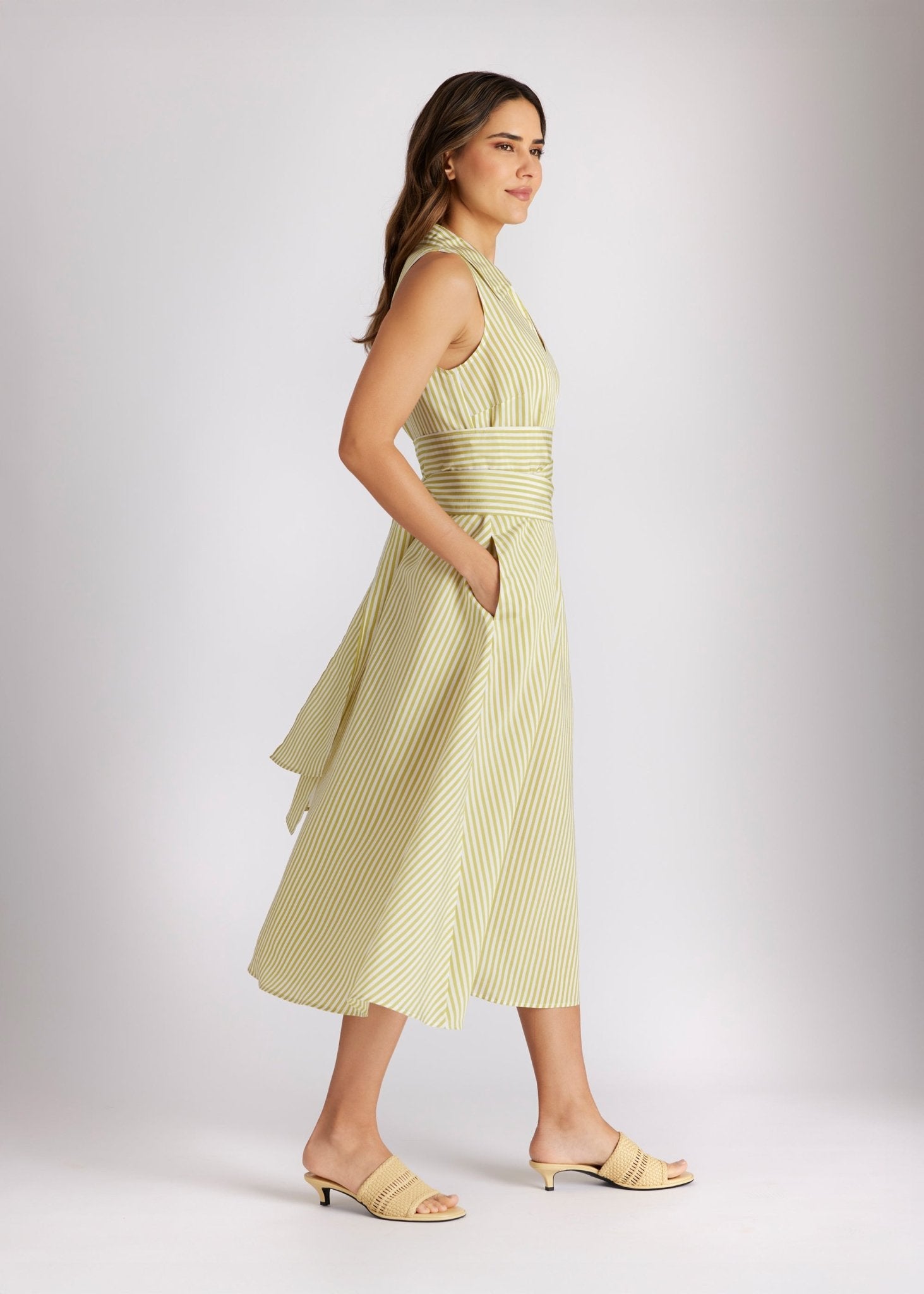 Ärmelloses Midi-Kleid GUANOTA mit V-Ausschnitt, Kragen und Bindegürtel in gelb-weiß gestreift