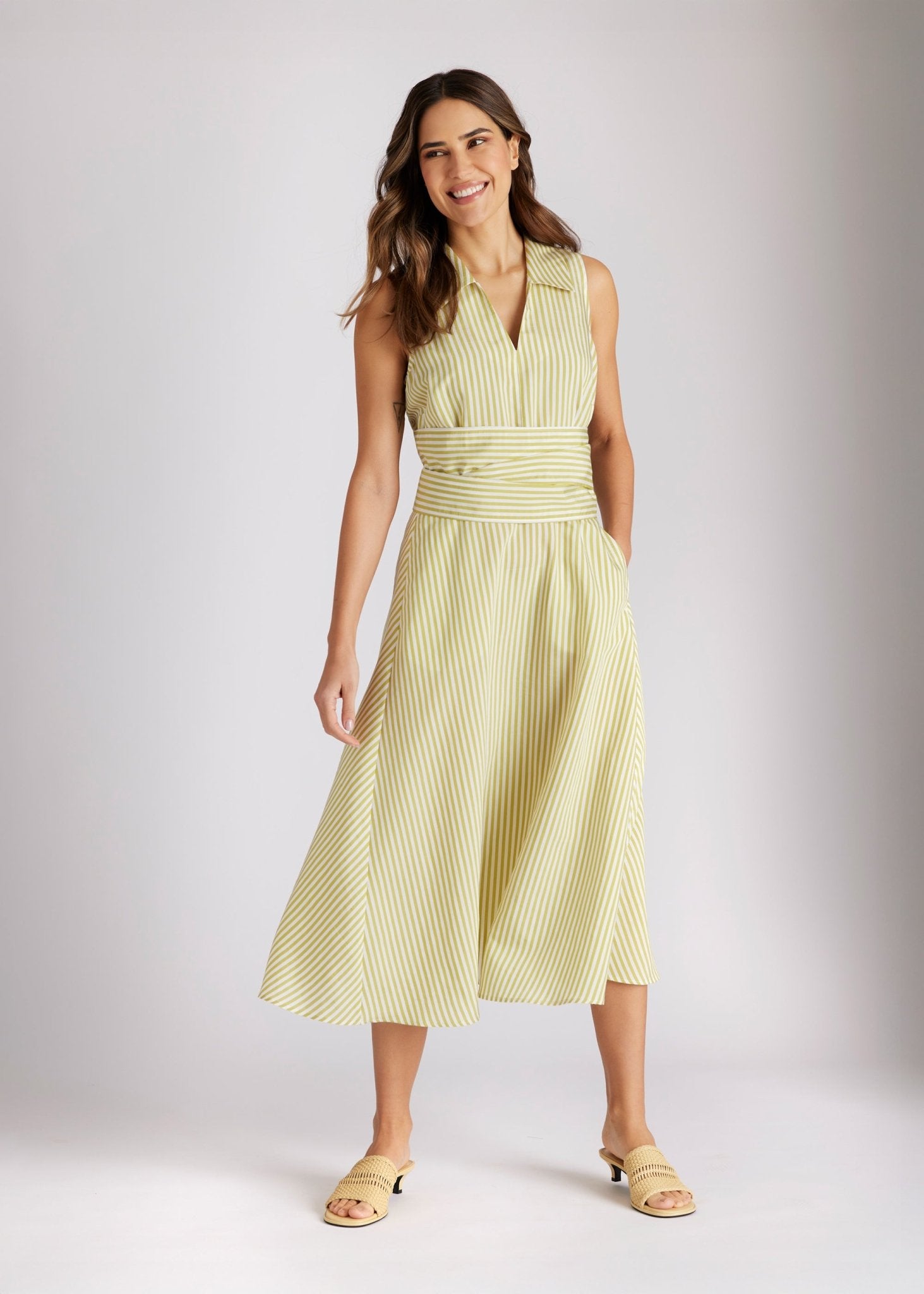 Ärmelloses Midi-Kleid GUANOTA mit V-Ausschnitt, Kragen und Bindegürtel in gelb-weiß gestreift