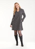 Tunika ELONYA mit V-Ausschnitt, langen Armen und geometrischem Muster in Schwarz und Weiß