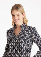 Tunika ELONYA mit V-Ausschnitt, langen Armen und geometrischem Muster in Schwarz und Weiß