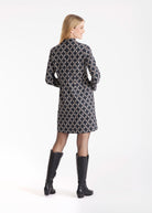 Tunika ELONYA mit V-Ausschnitt, langen Armen und geometrischem Muster in Schwarz und Weiß