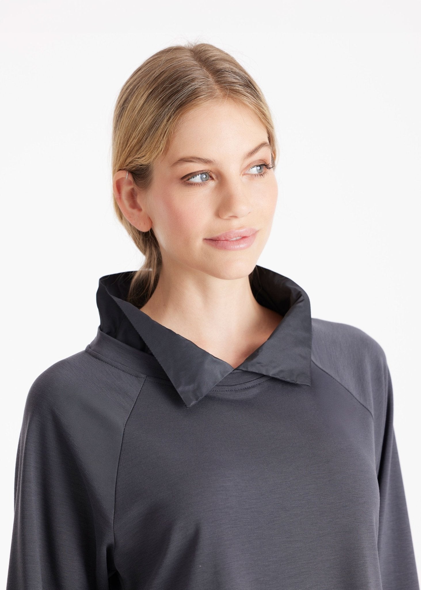 Tunika GUNIKA mit gerafften Stehkragen, langen Armen und Oberteil im Patch in Grau